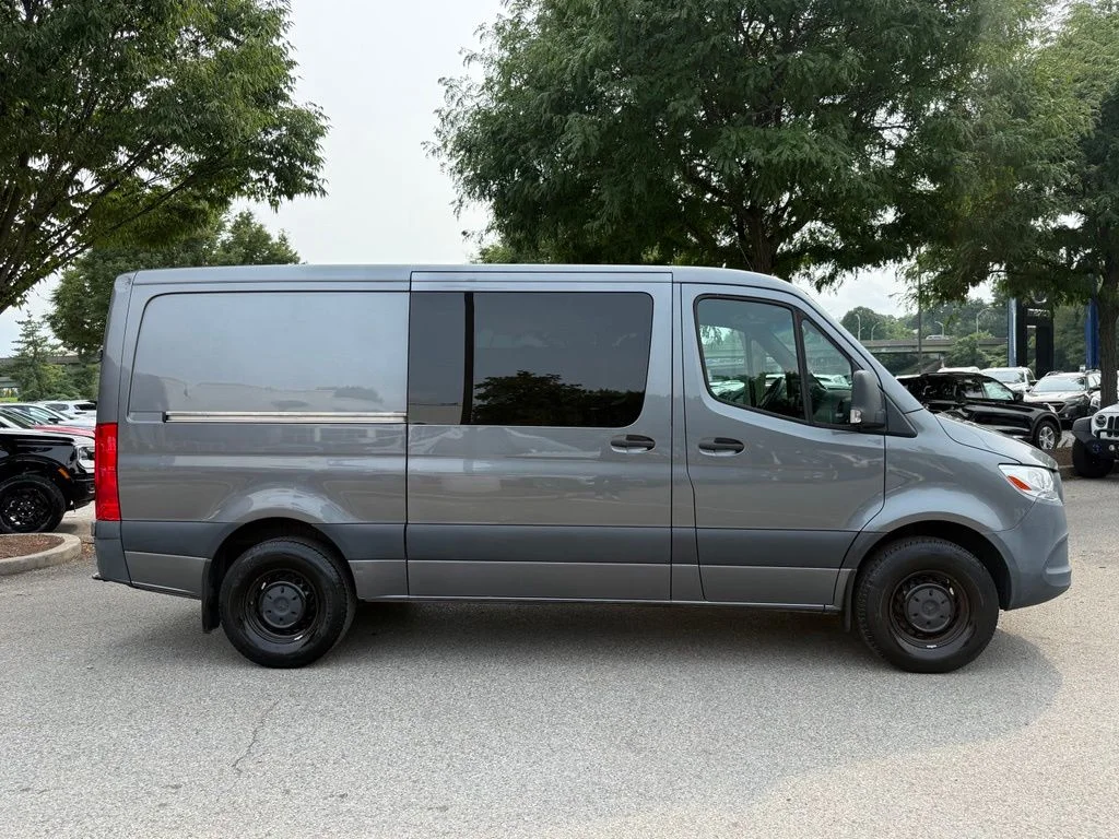 Used 2021  Mercedes-Benz Crew 144 WB image 10
