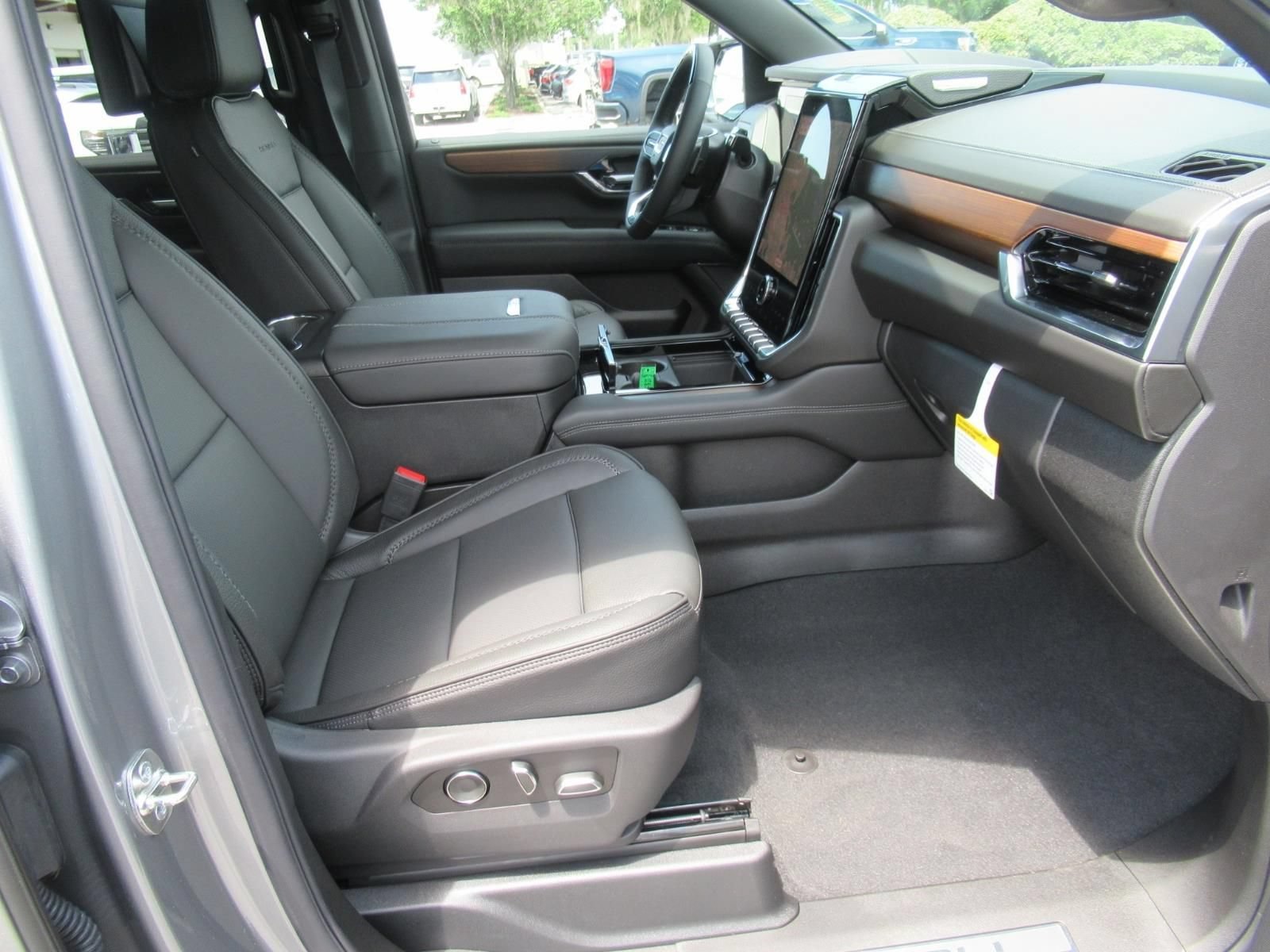 2026 GMC Yukon Denali - Photo 10