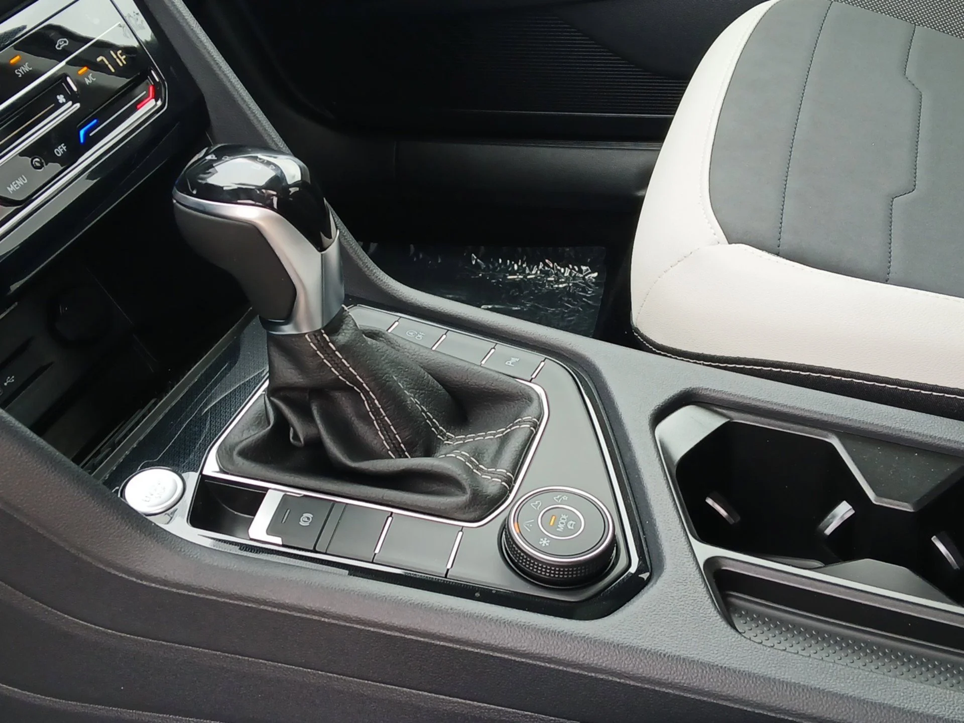 New 2026 Deep Black Pearl Volkswagen 1.5T SE image 13