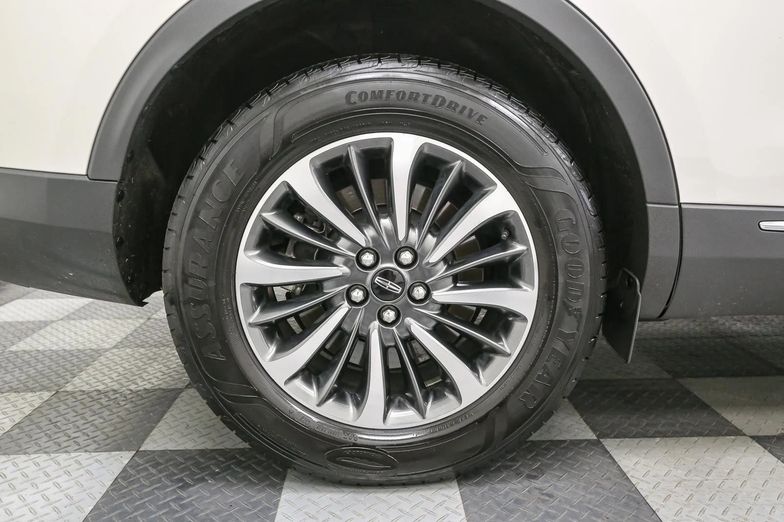 Used 2023 Ceramic Pearl Metallic Tinted Clearcoat Lincoln Standard image 17