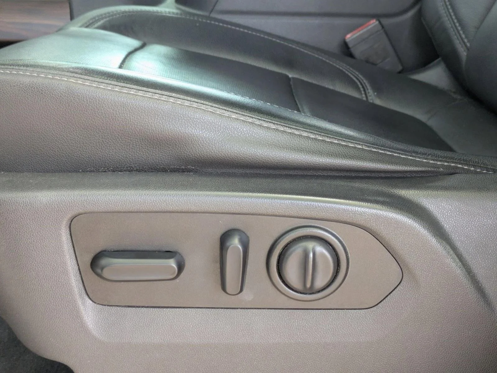 Used 2019 White Frost Tricoat GMC SLT image 4