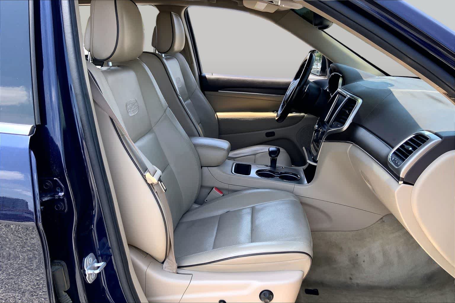 Used 2015 True Blue Pearlcoat Jeep Overland image 11