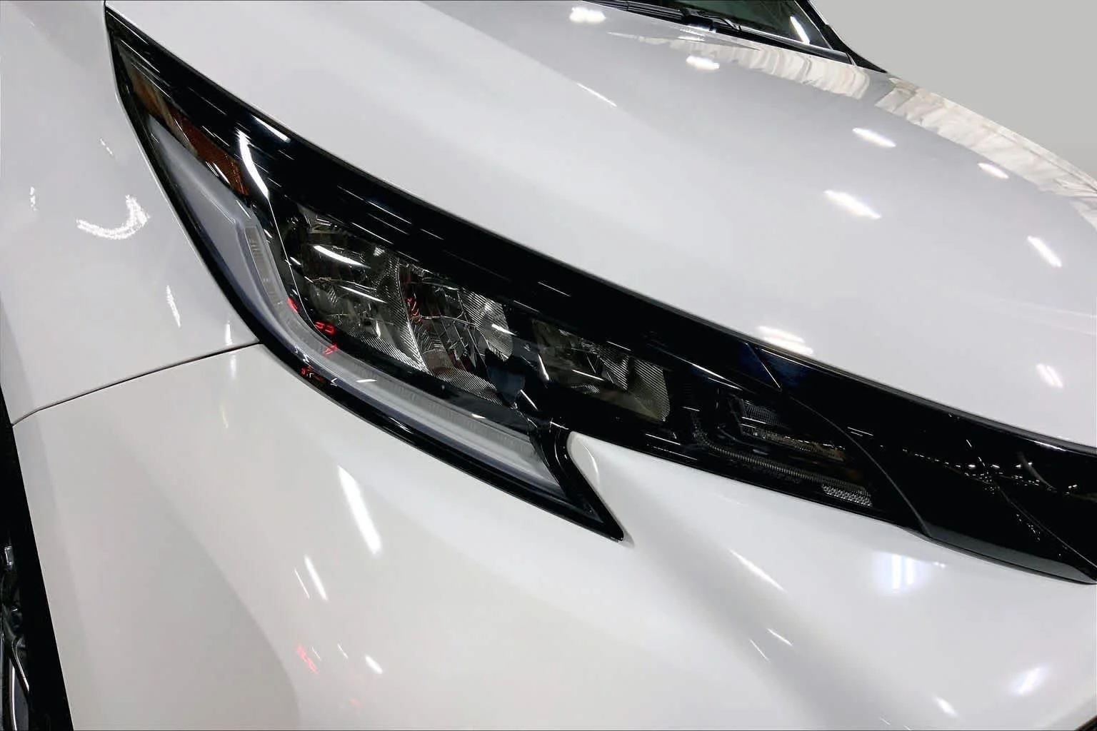 Used 2025 Ice Cap Toyota XSE image 28
