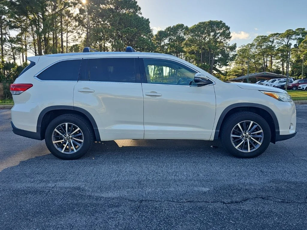 Used 2017 White Toyota XLE image 4