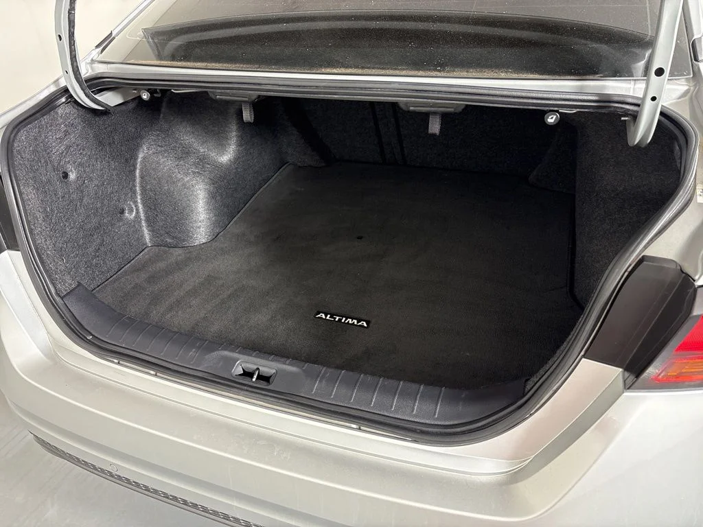 Used 2021 Silver Nissan 2.5 SR image 19