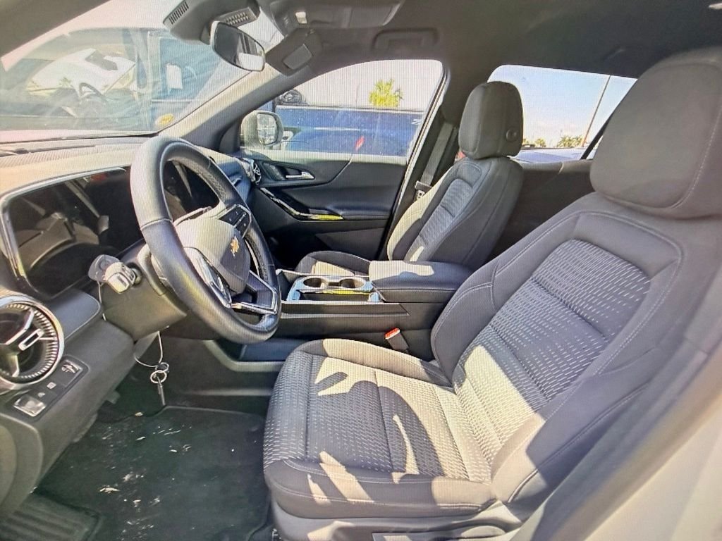 Used 2025 White Chevrolet LT image 5