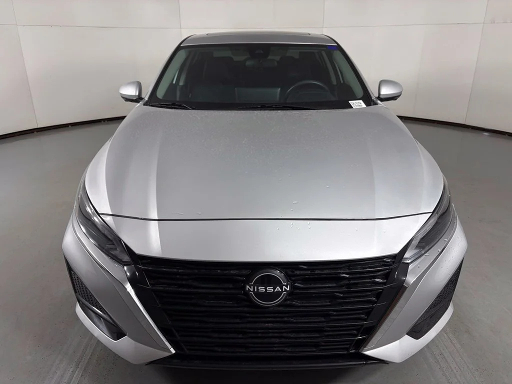 Used 2024 Silver Nissan 2.5 SL image 3