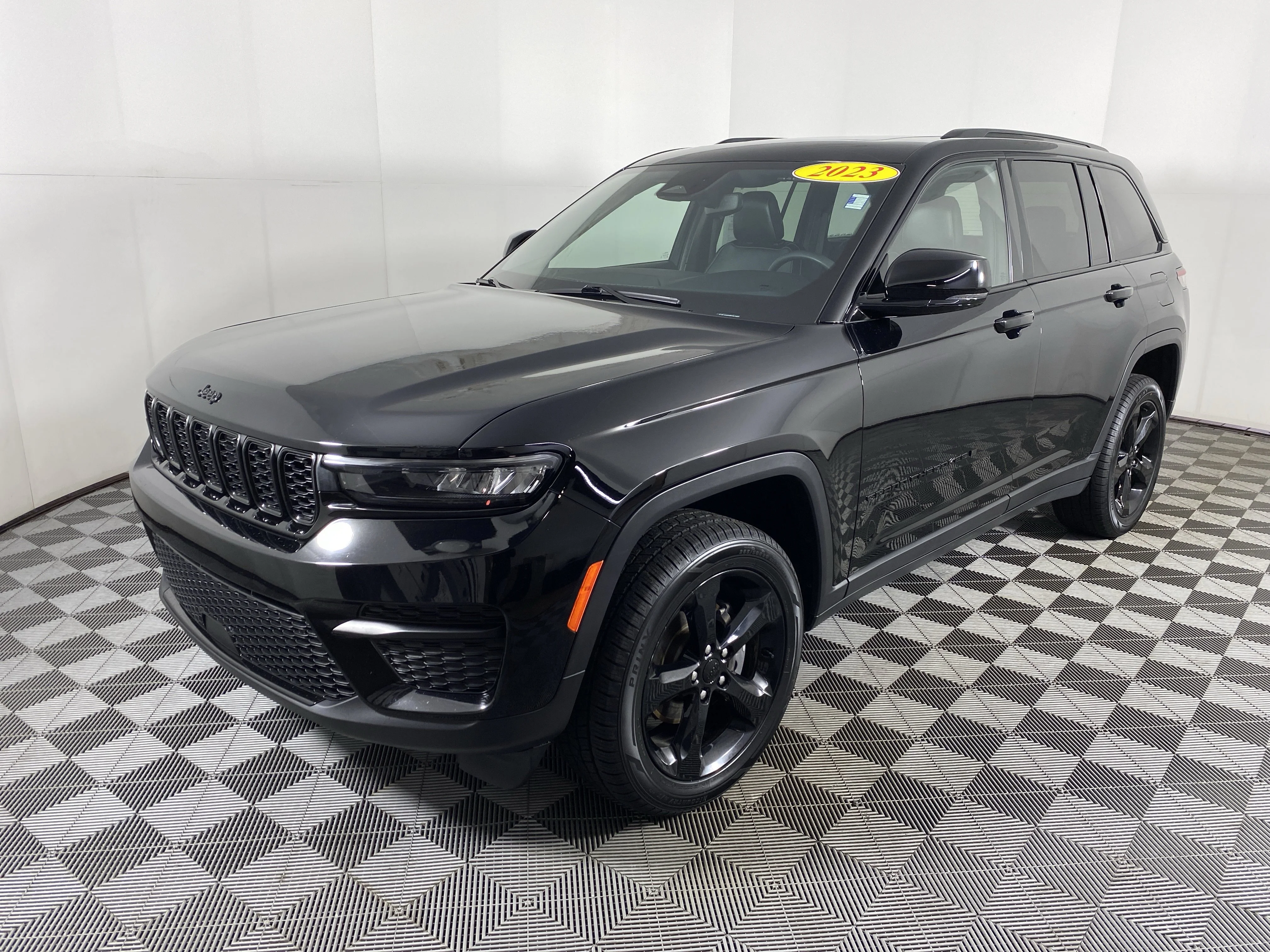Used 2023 Diamond Black Crystal Pearlcoat Jeep Altitude image 11