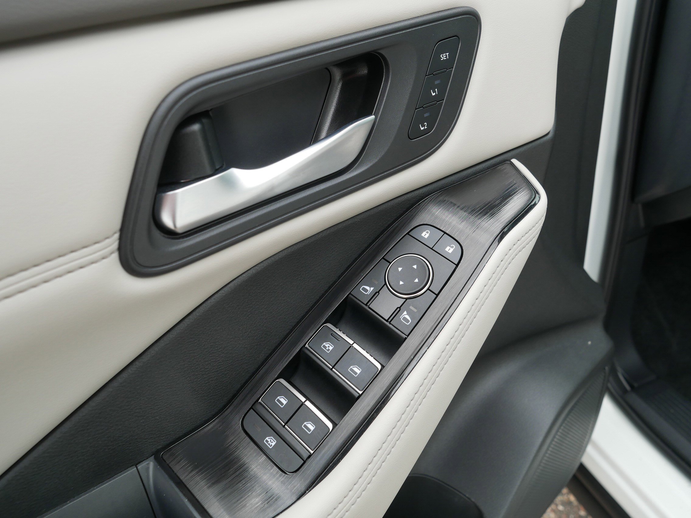 Certified Used 2023 Pearl White Tricoat Nissan SL image 19