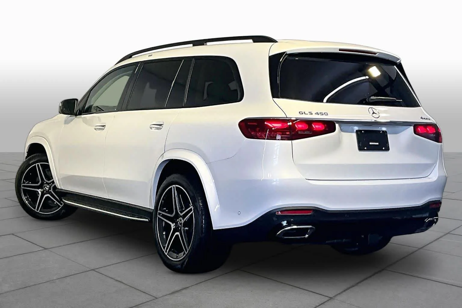 New 2026 MANUFAKTUR Moonlight White Metallic Mercedes-Benz GLS 450 image 3