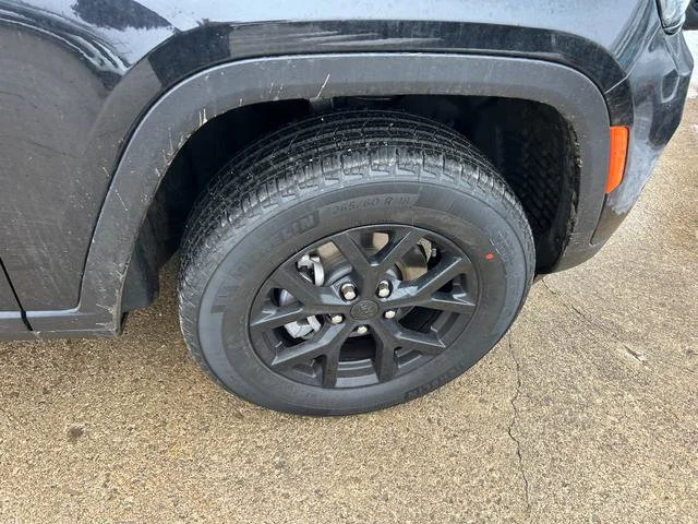 New 2025 Diamond Black Crystal Pearl-Coat Exterior Paint Jeep  image 24