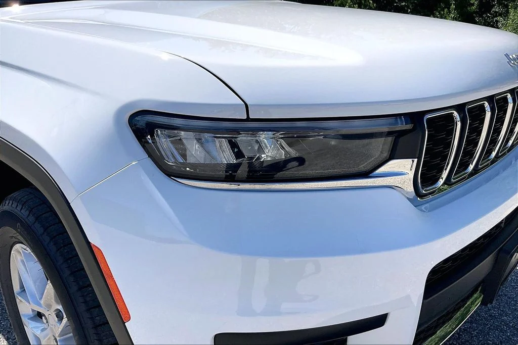 New 2026 Bright White Clear-Coat Exterior Paint Jeep Laredo image 16