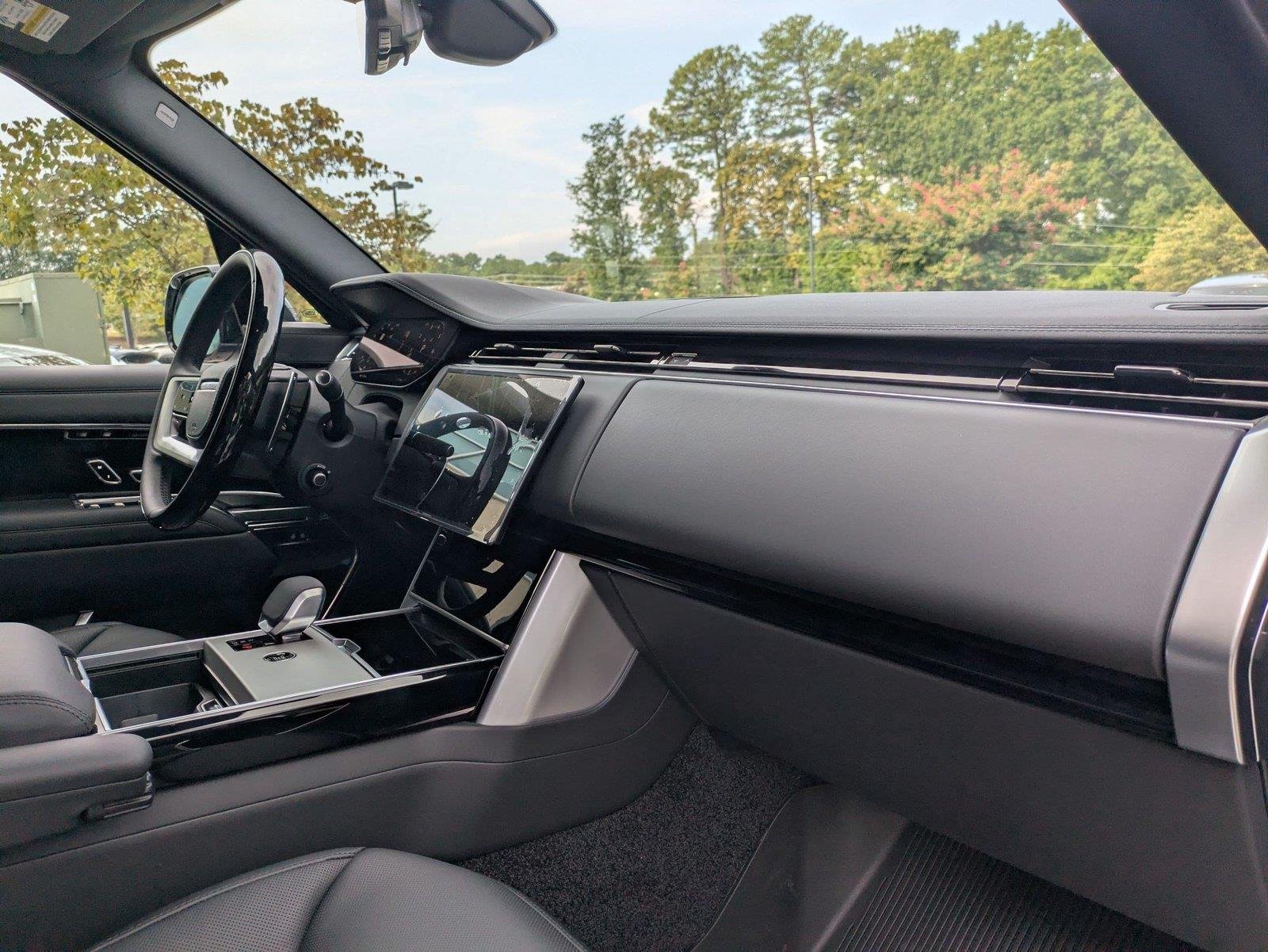 New 2026 Eiger Grey Metallic Land Rover SE image 37
