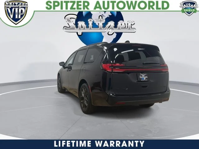 New 2026 Diamond Black Crystal Pearl-Coat Exterior Paint Chrysler Limited image 8