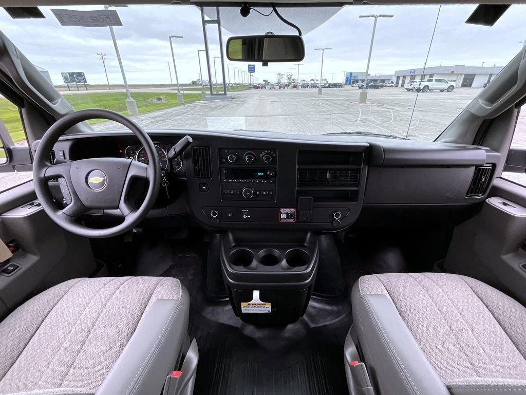 New 2026 Summit White Chevrolet 1WT image 13
