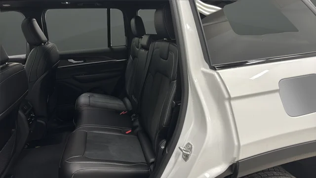 New 2026 Bright White Clear-Coat Exterior Paint Jeep Altitude image 21