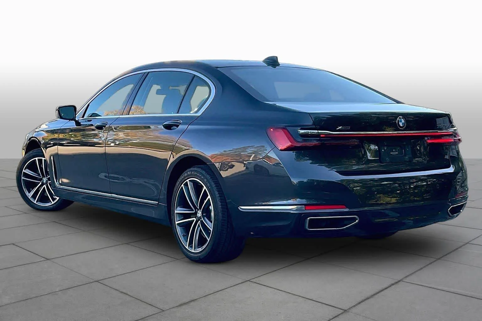 Used 2022 Dark Graphite Metallic BMW 750i xDrive image 11