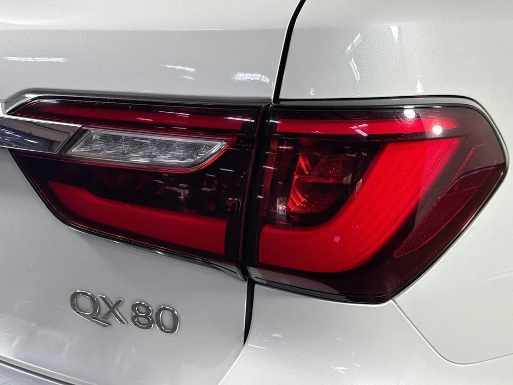 Used 2018 White INFINITI  image 35