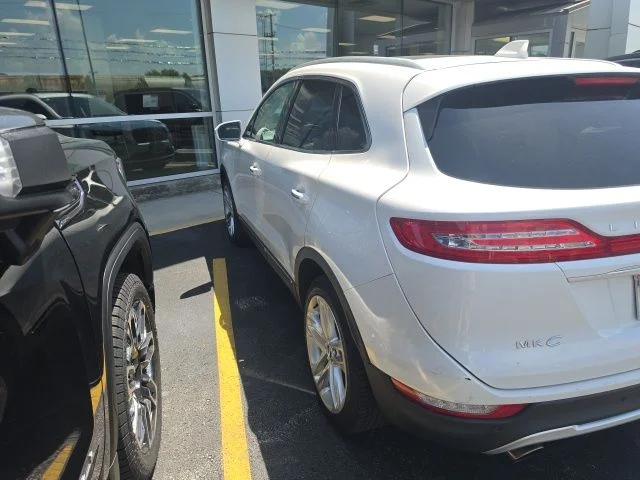 Used 2019 White Platinum Clearcoat Metallic Lincoln Reserve image 4