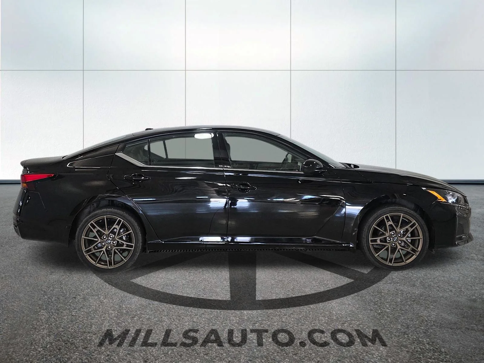 Used 2025 Black Nissan 2.5 SR image 9