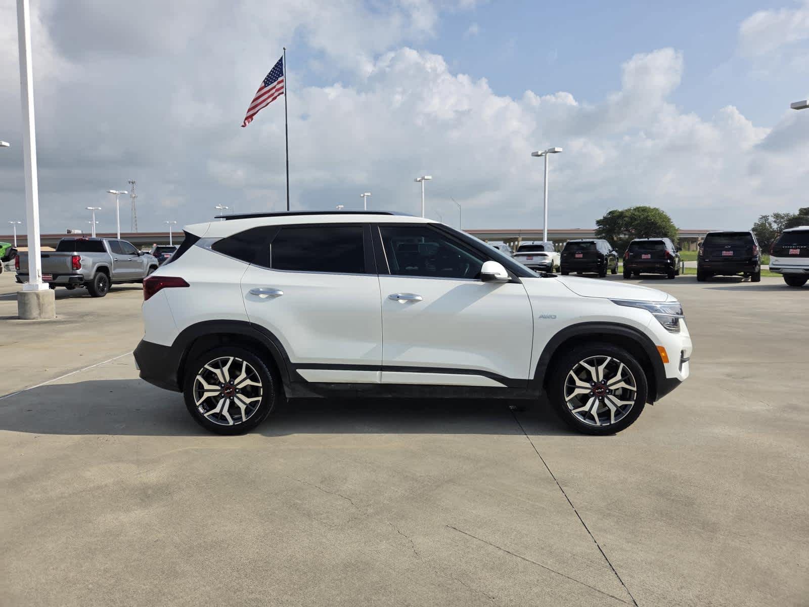 Used 2023 Snow White Pearl Kia SX image 6