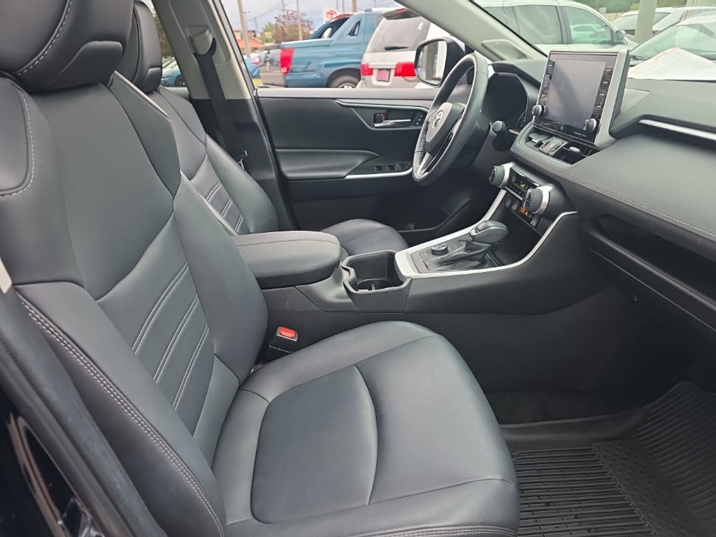 Used 2022  Toyota XLE Premium image 10