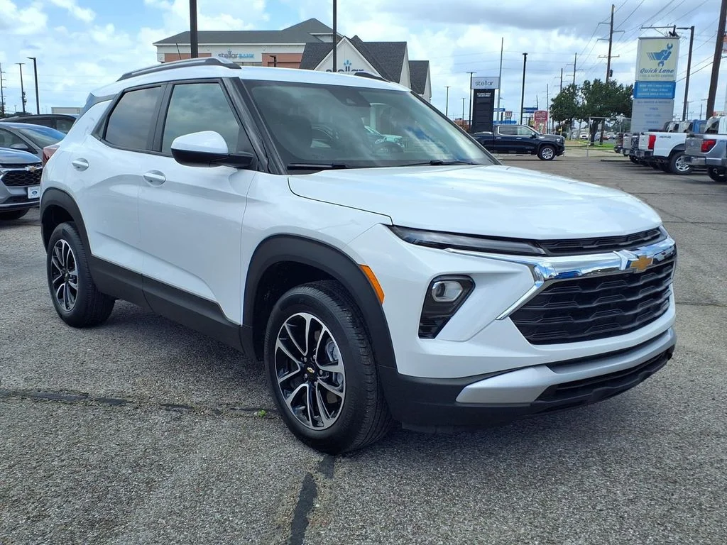 Used 2025 White Chevrolet LT image 3