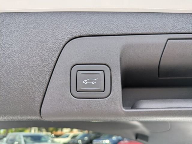 Used 2023 Summit White Buick Essence image 17