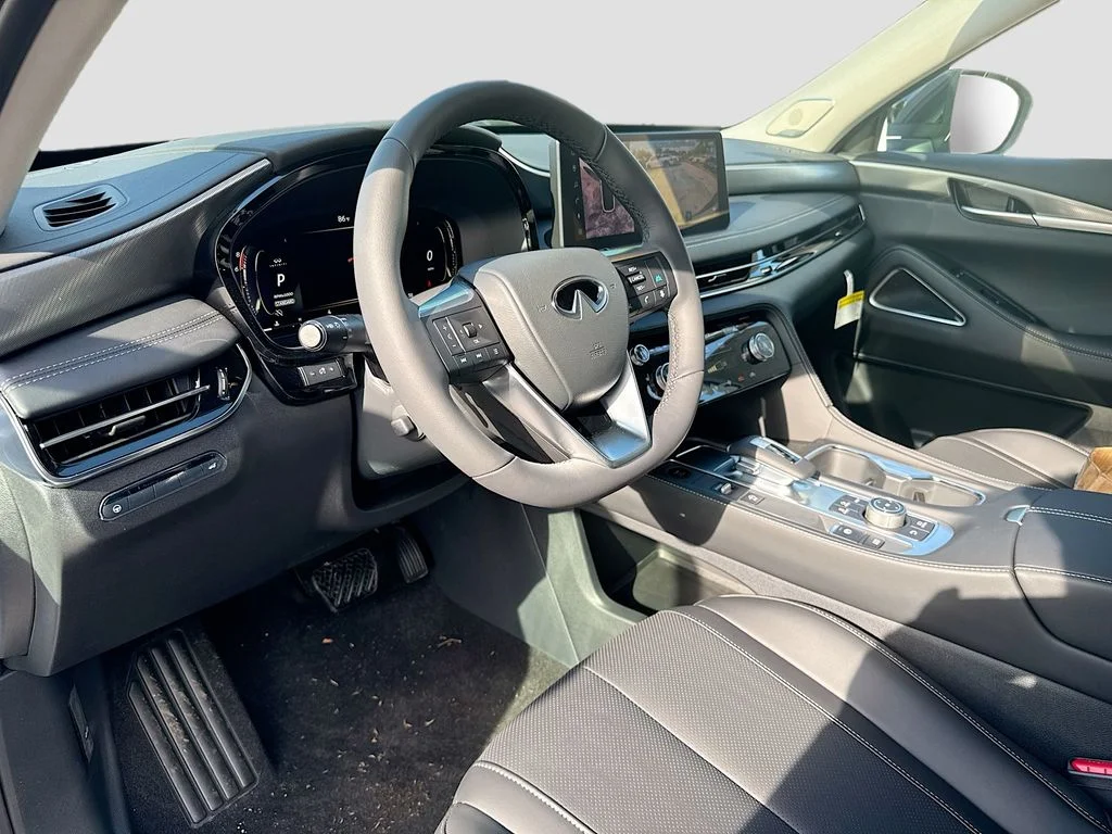 Used 2027 White INFINITI LUXE image 9