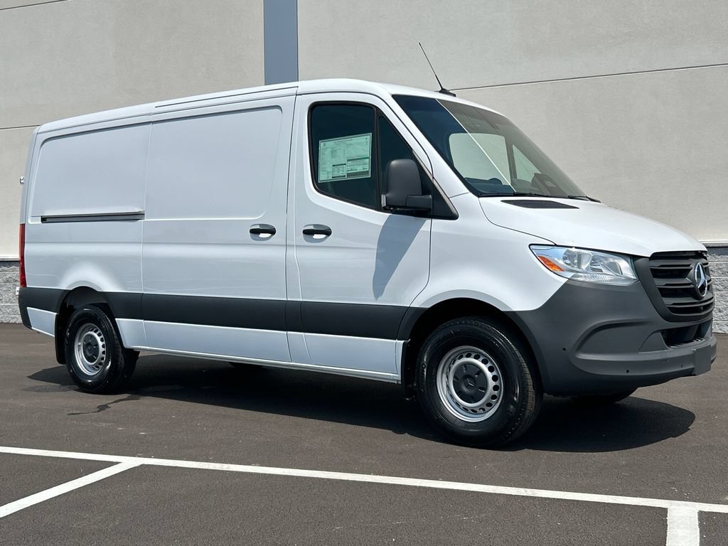 New 2026 Arctic+White Mercedes-Benz Cargo 144 WB image 35