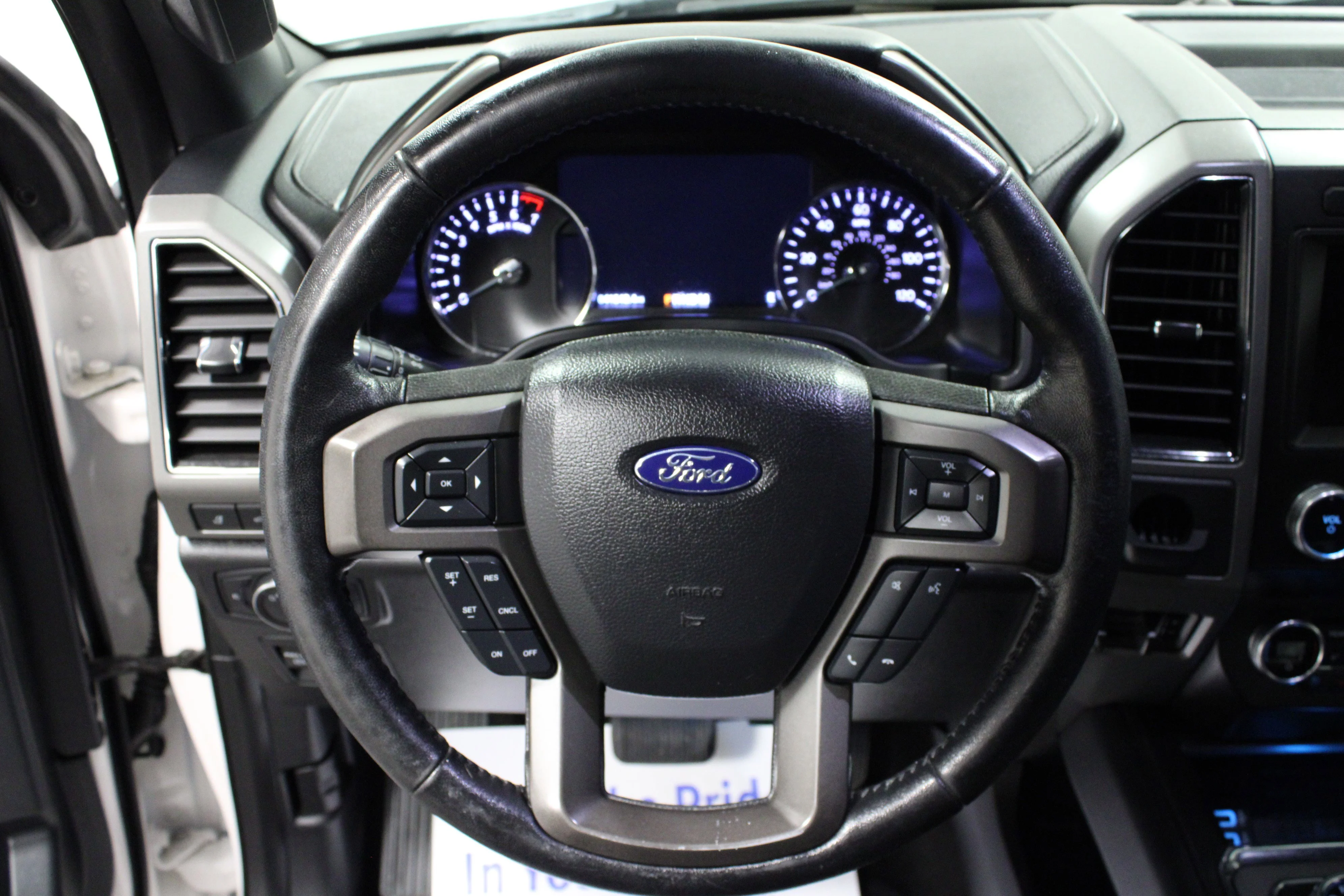 Used 2019 White Platinum Metallic Tri-Coat Ford XLT image 18