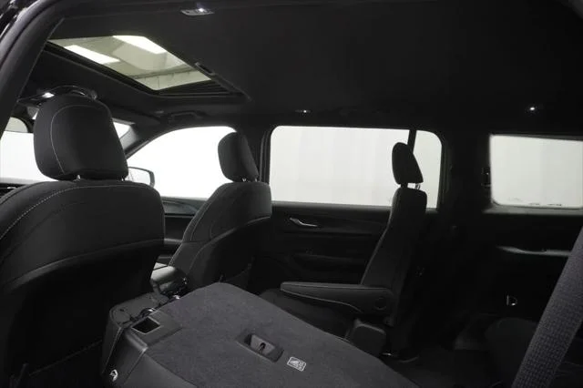 New 2026 Diamond Black Crystal Pearl-Coat Exterior Paint Jeep Laredo X image 19