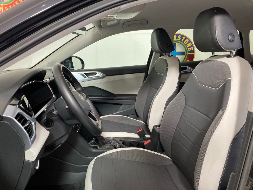 Used 2025  Volkswagen SE image 11