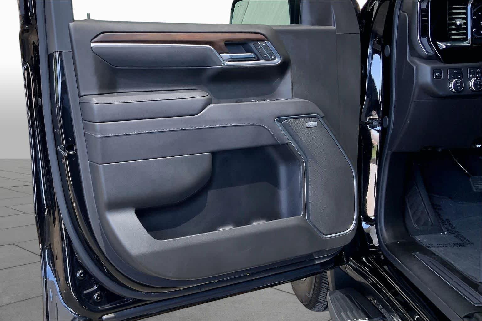 Used 2025 Onyx Black GMC SLT image 22