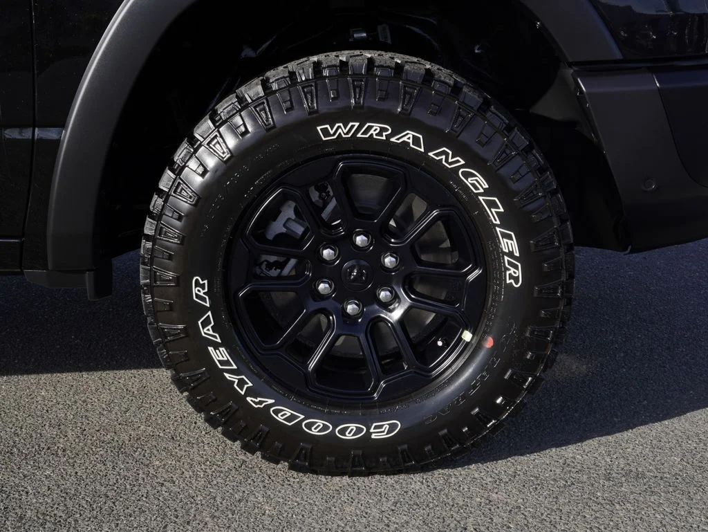 New 2026 Diamond Black Crystal Pearl-Coat Exterior Paint RAM Rebel image 9