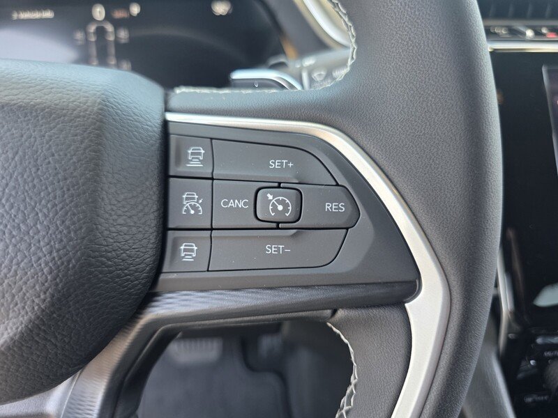 New 2026 Diamond Black Crystal Pearl-Coat Exterior Paint Jeep LAREDO 4X2 image 28