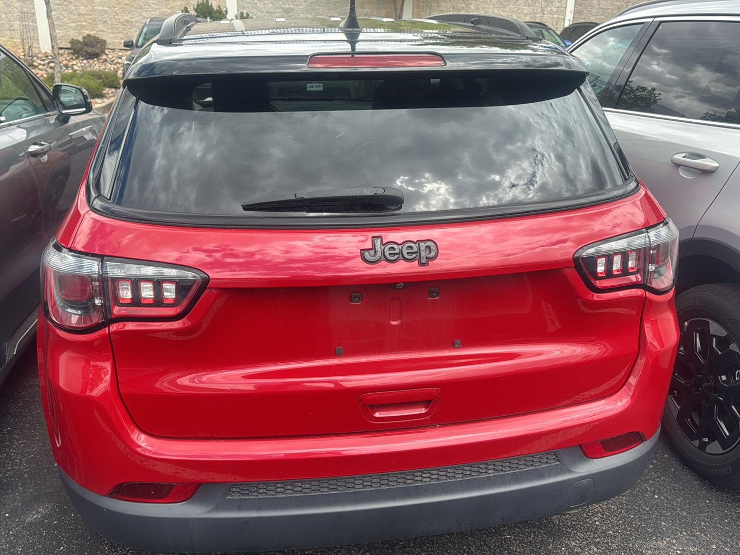 Used 2021  Jeep Latitude image 5