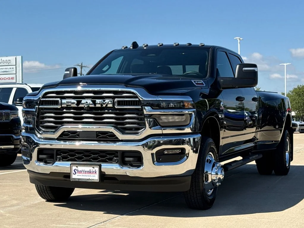 New 2026 Diamond Black Crystal Pearl-Coat Exterior Paint RAM Tradesman image 3