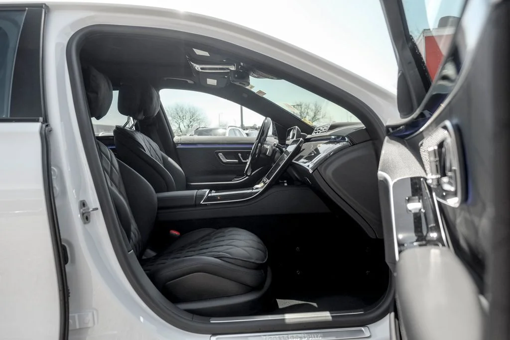New 2026 MANUFAKTUR Moonlight White Metallic Mercedes-Benz S 580 image 22