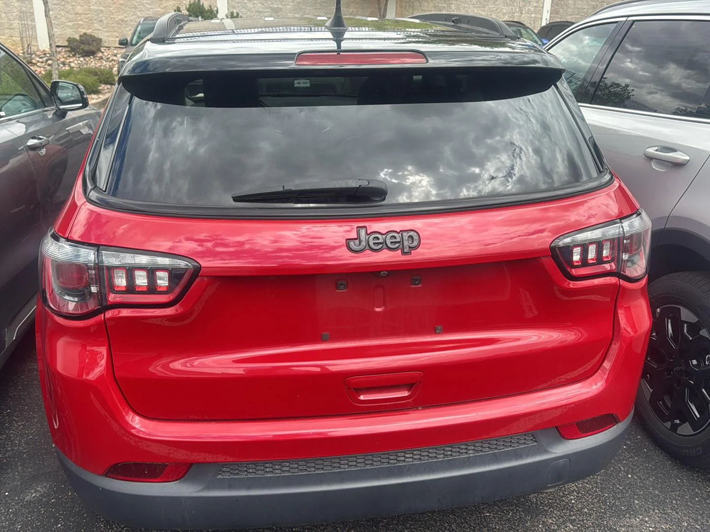 Used 2021  Jeep Latitude image 5