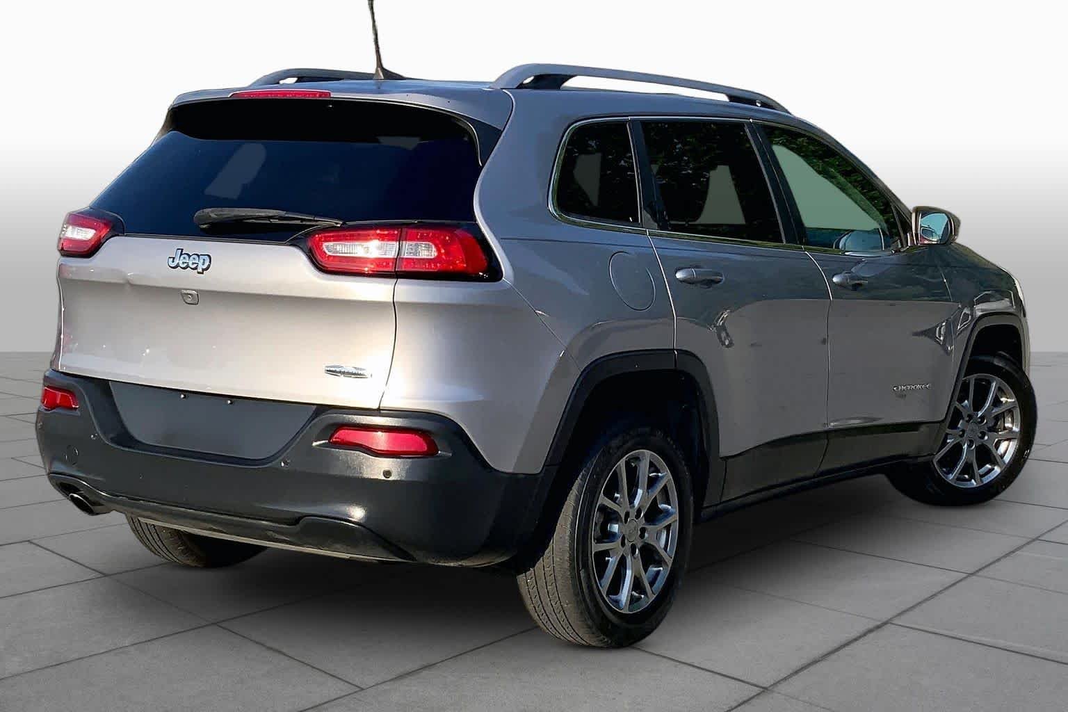 Used 2018 Billet Silver Metallic Clearcoat Jeep Latitude Plus image 12