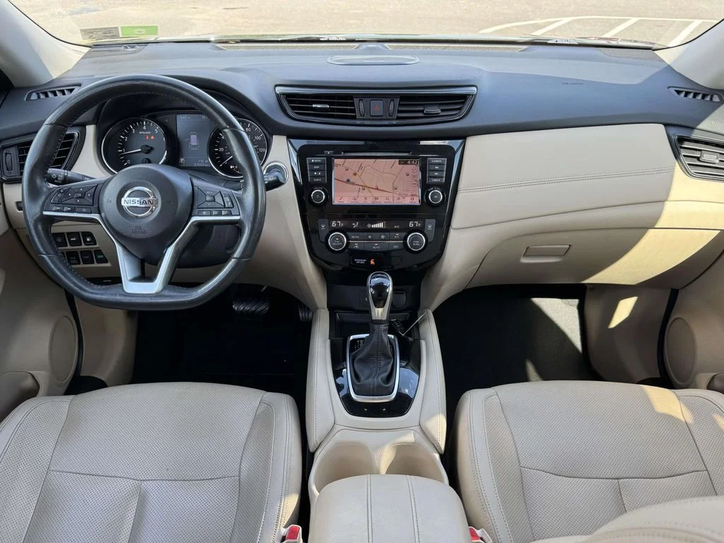 Used 2018 Green Nissan SL image 17