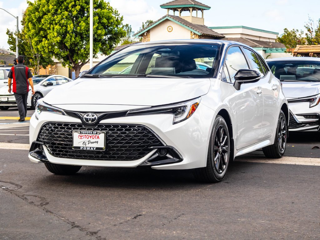 New 2027 Wind Chill Pearl with Black roof <sup>1</sup> Toyota  SE image 3