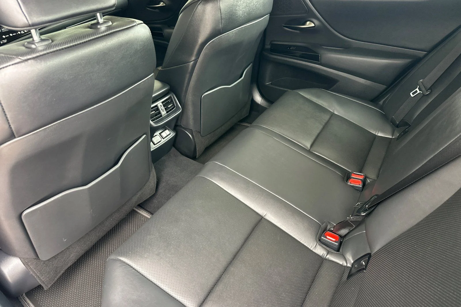 Used 2025 White Pearl Lexus 300h image 9