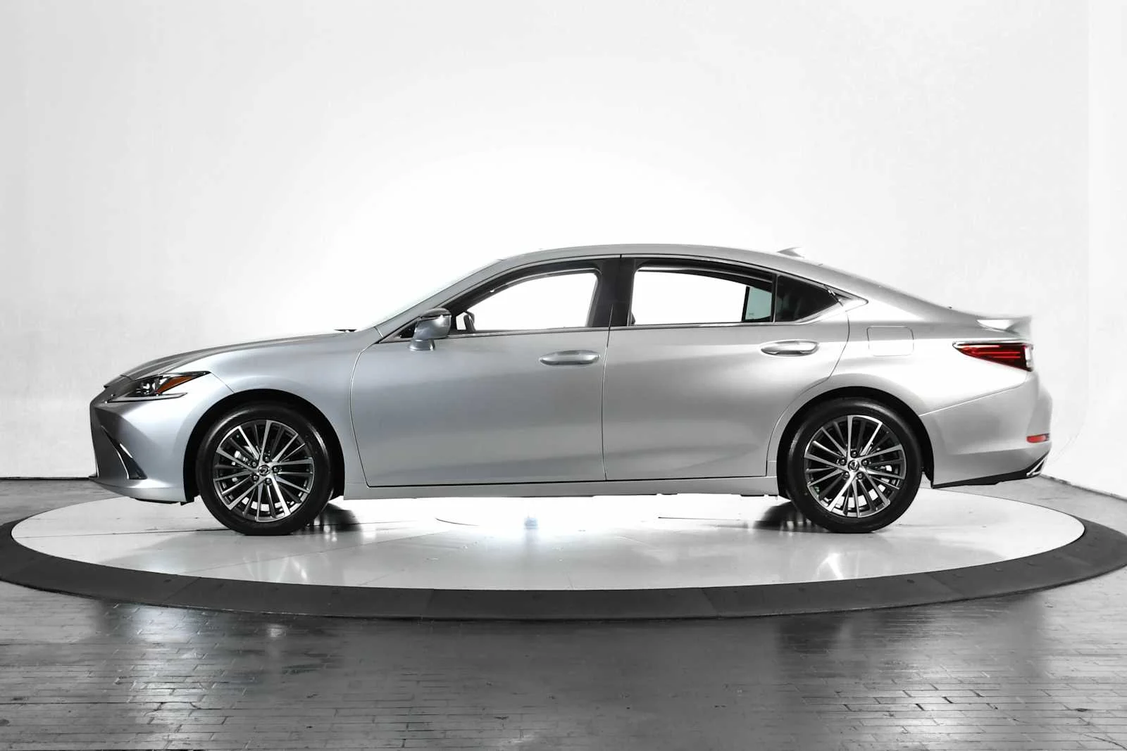 Used 2025 Iridium Lexus  image 2