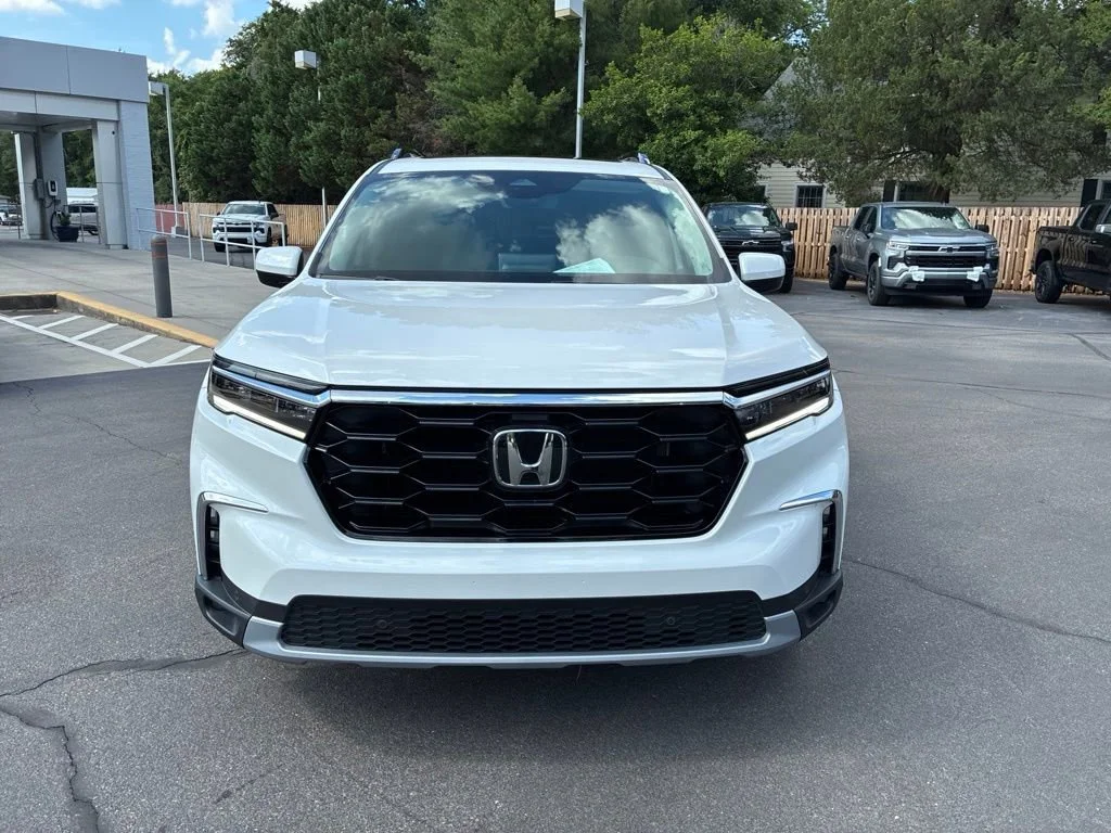 Used 2025 White Honda Touring image 2