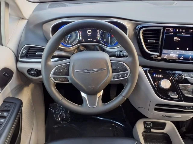 Used 2024  Chrysler Touring L image 2