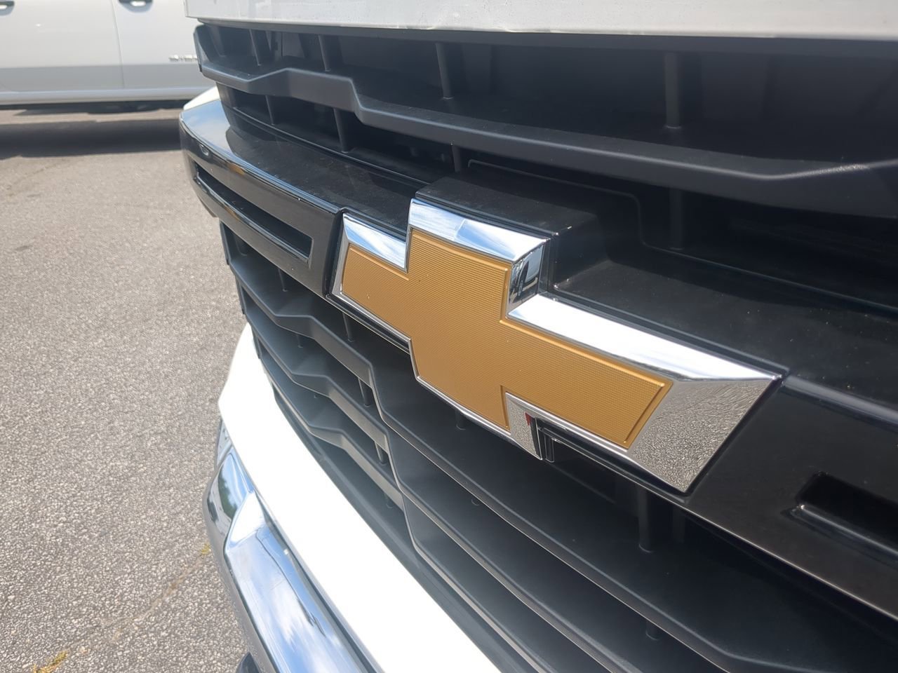 New 2026 Summit White Chevrolet WT image 29