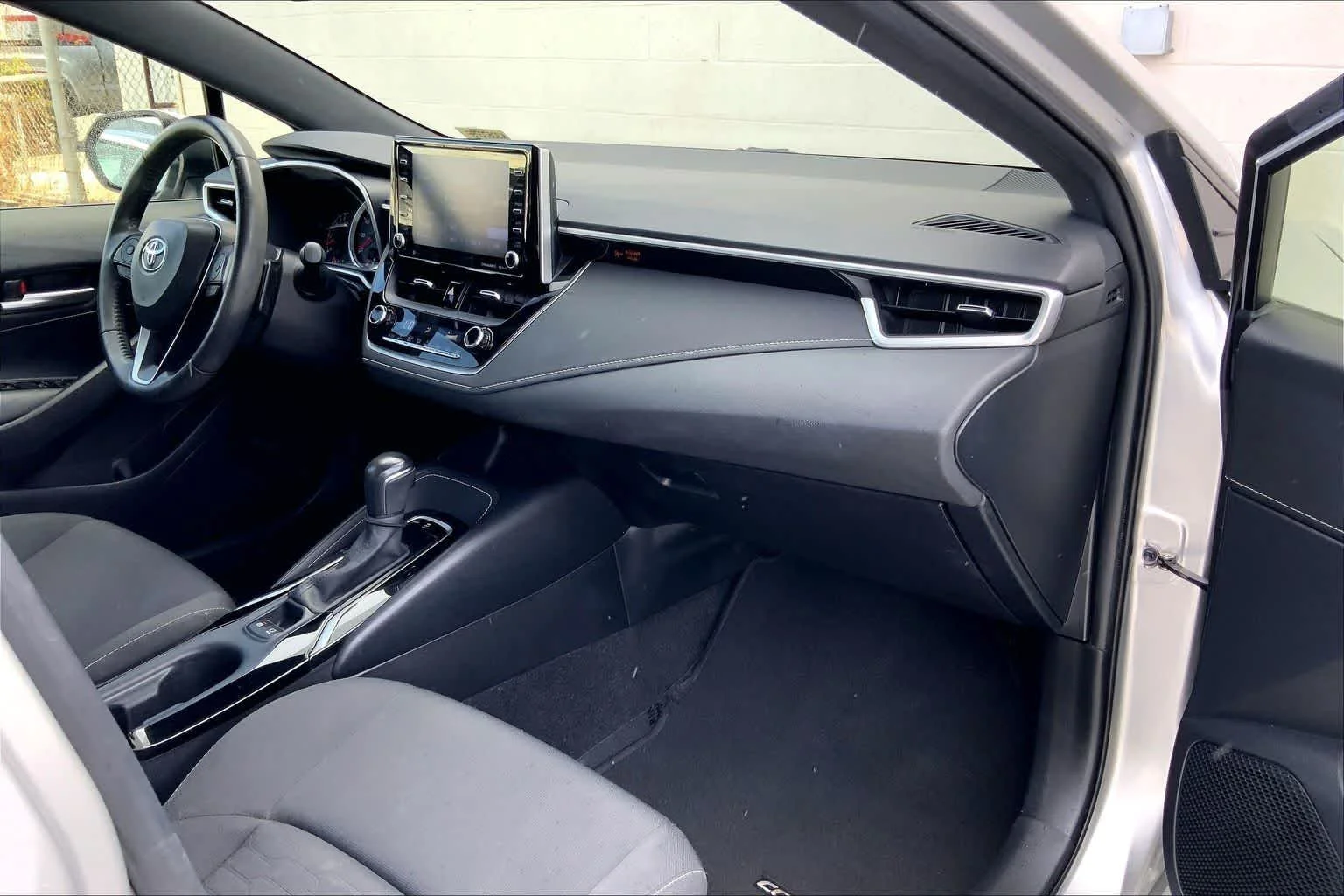 Used 2019 Sil/silver Toyota SE image 23