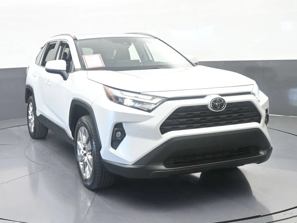 Used 2025 White Toyota XLE Premium image 9